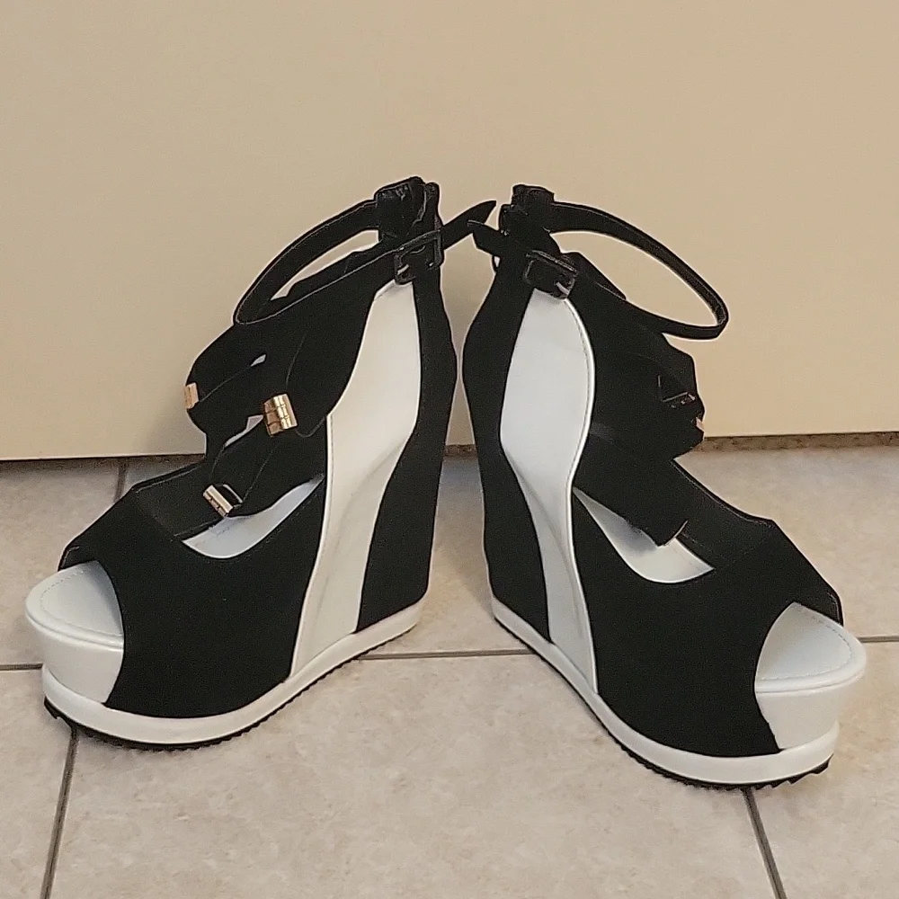 Women's peep toe platform wedge black and white Size 38 (7-7.5US)